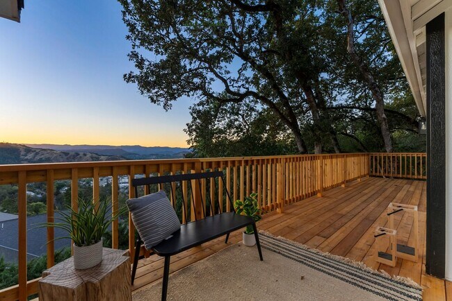 Building Photo - 4 bedroom 2.5 bathroom home with Panoramic views!