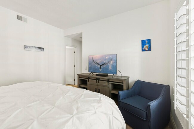 Building Photo - 289 Vista Royale Cir W