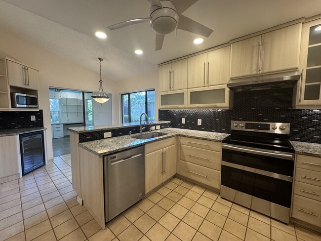 Building Photo - 263 Southampton Dr