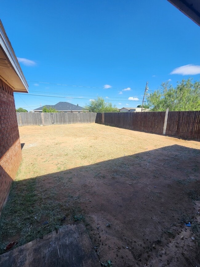 Building Photo - 3 bed 2 bath 1 car garage