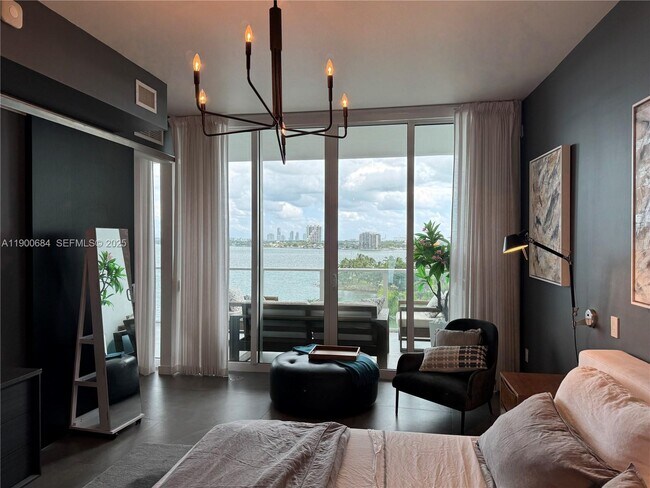 Building Photo - 2020 N Bayshore Dr