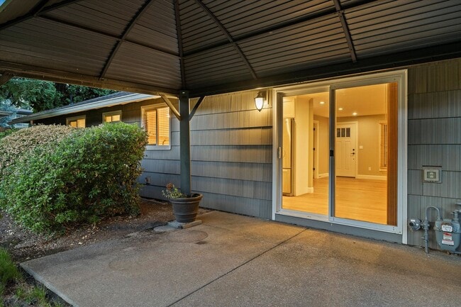 Building Photo - Live in One of Lake Oswego's Most Convenie...
