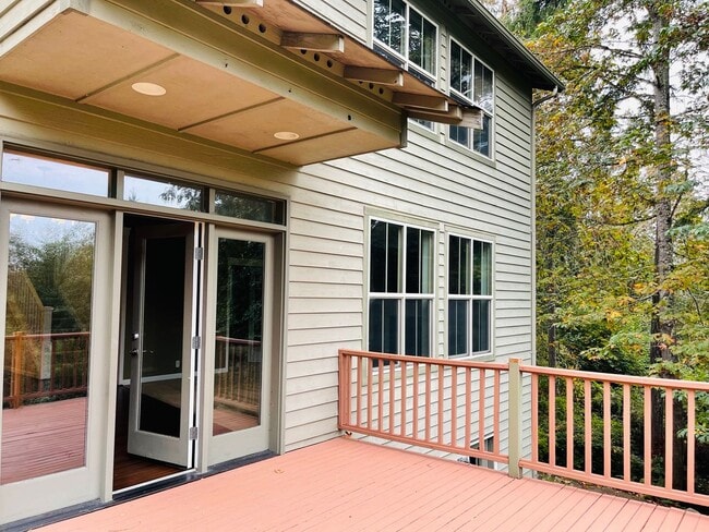 Building Photo - Gorgeous Bainbridge Estate available now.....