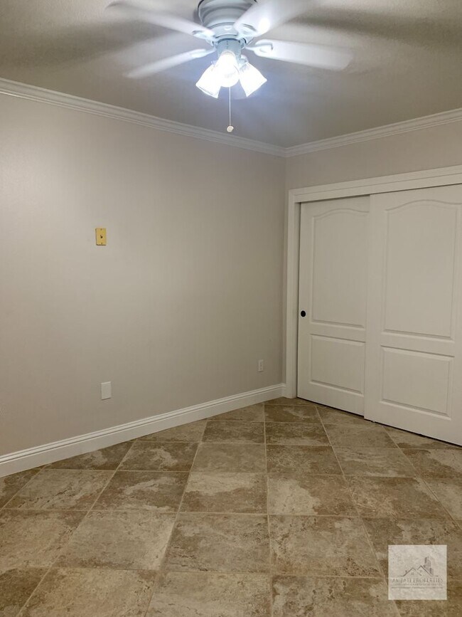 Building Photo - 1679 E La Quinta Dr