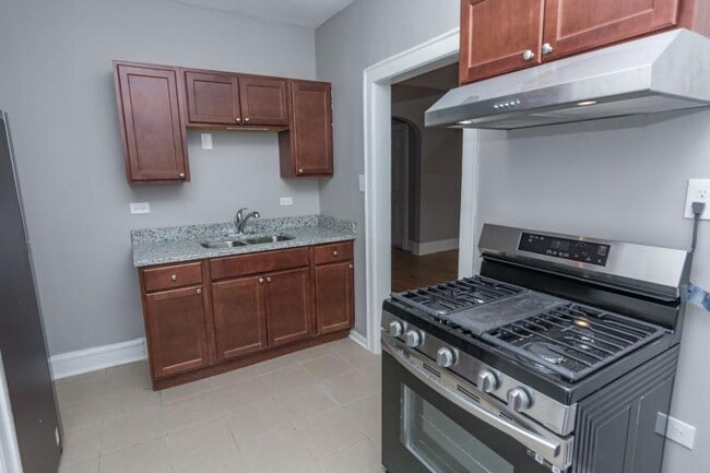 Building Photo - 3 bedroom in Chicago IL 60649