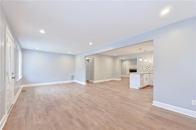 Building Photo - 1421 Thunderwood Ct SW