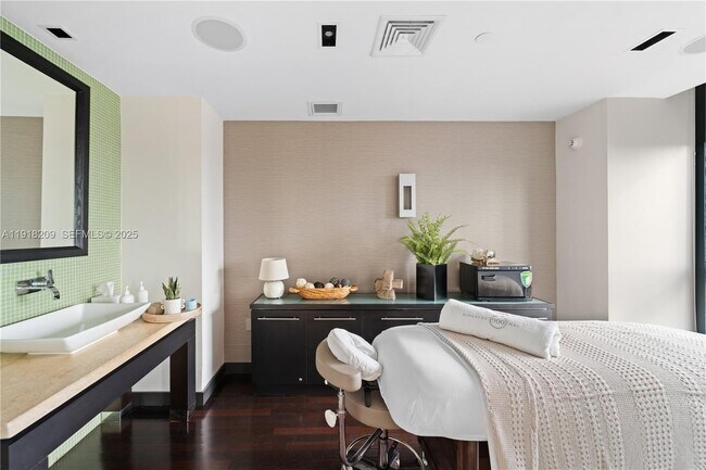 Building Photo - 900 Biscayne Blvd