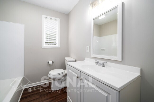 Building Photo - 3038 Highland Dr