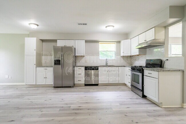 Building Photo - 9196 White Oak Dr