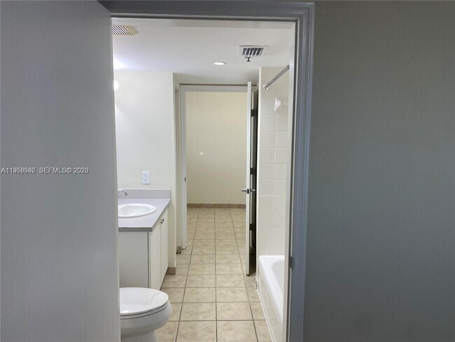 Building Photo - 601 SW 37th Ave