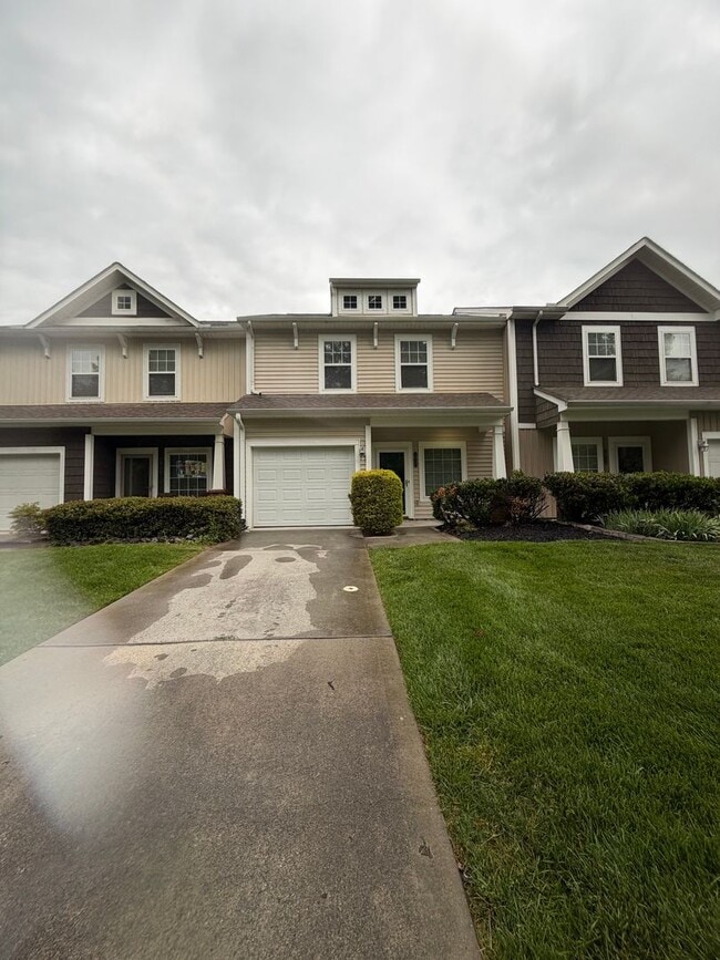 Building Photo - Knoxville Lovell Road Area 3 Bedroom 2.5 Bath with Garage Lawn Maintenance and Trash Pick up incl...