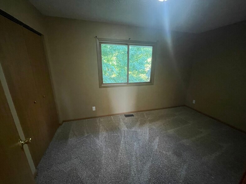 Building Photo - 1787 Apartment Dr