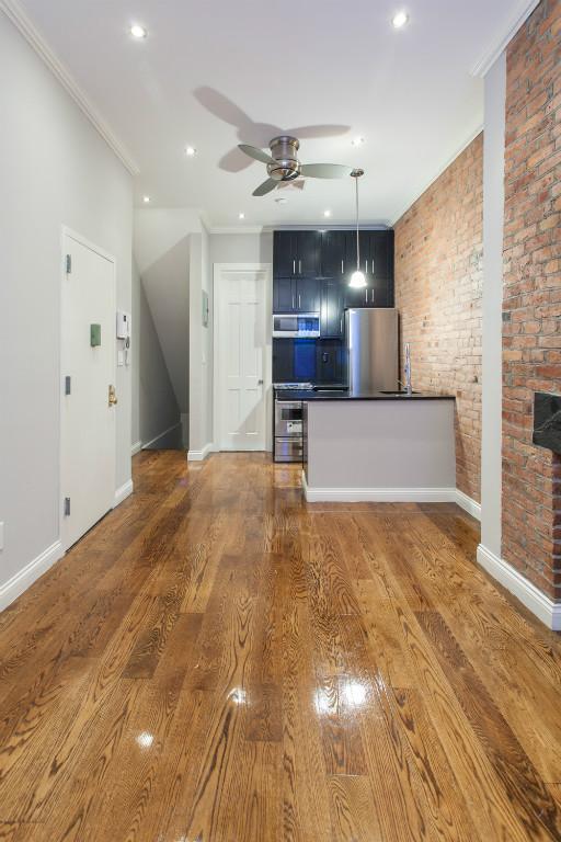 Building Photo - 279 E 10th St