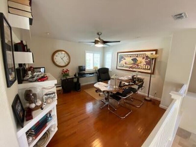Building Photo - 3 Bed 3.5 Bath + Loft, In Downtown Danvill...
