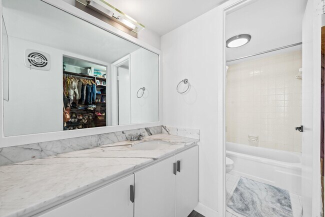 Building Photo - 600 NE 36th St