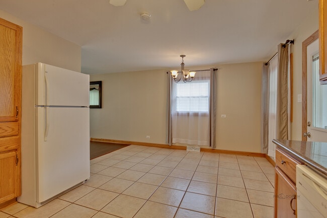 Building Photo - 648 N Greenview Ave