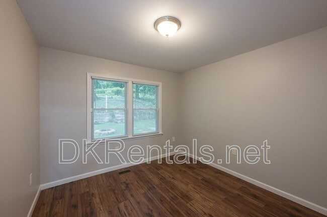 Building Photo - 257 Barfield Ave SW