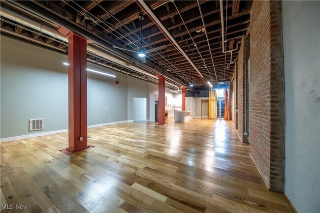 Building Photo - 635 W Lakeside Ave