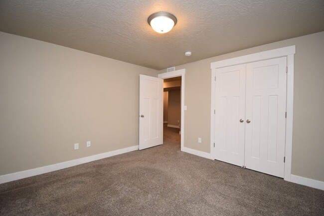 Building Photo - Charming 4 bed Sandy Home, with HOA in Fantastic Location!!!