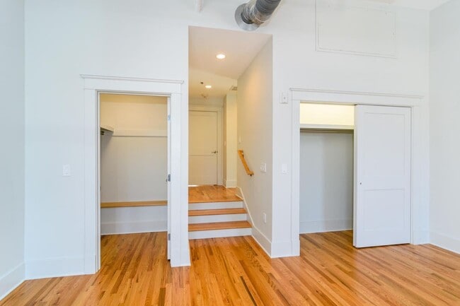 Building Photo - Downtown Top-Floor Loft