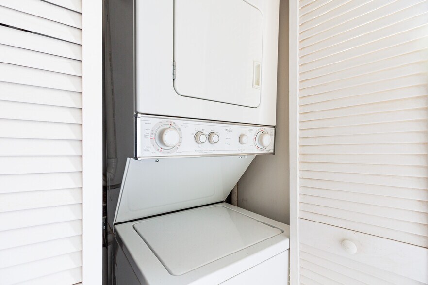 Building Photo - 1255 W Henderson St