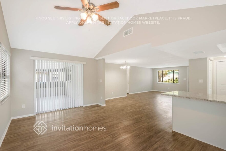 Building Photo - 16033 Villa Dr