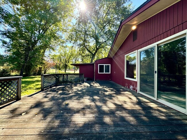 Building Photo - **50% OFF FIRST MONTH'S RENT** Country Liv...