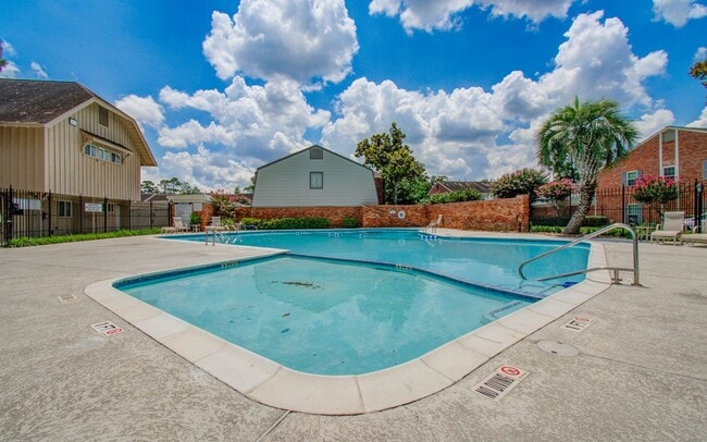 Building Photo - 402 Bendwood Dr