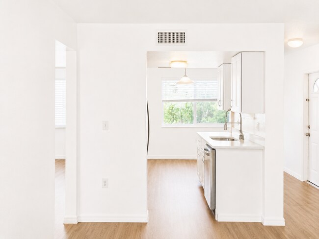 Building Photo - Updated 2-Bedroom Condo with Screened Lanai with water included.