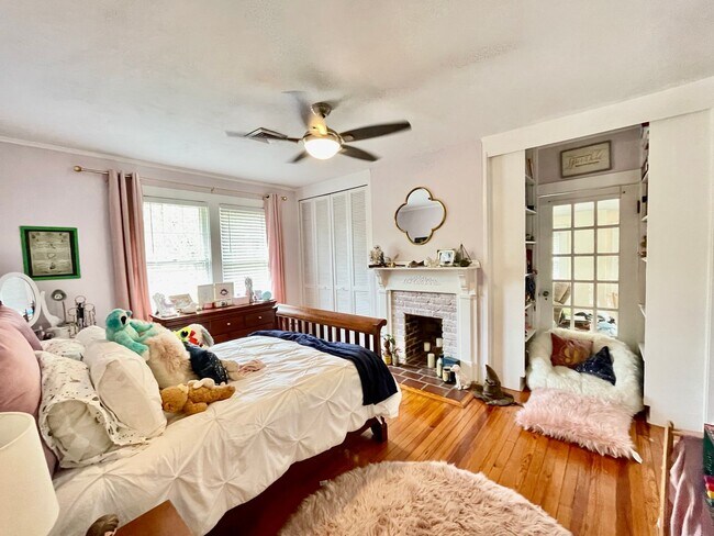 Building Photo - Charming Larchmont 4 Bedroom - 2 Sun Rooms...