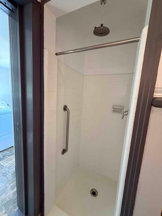 Building Photo - Charming Land Park 2 Bedroom