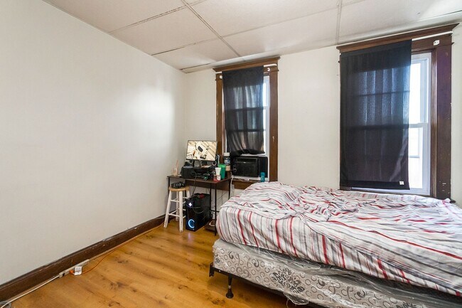 Building Photo - ? Spacious 3-Bedroom Home in Allentown – M...