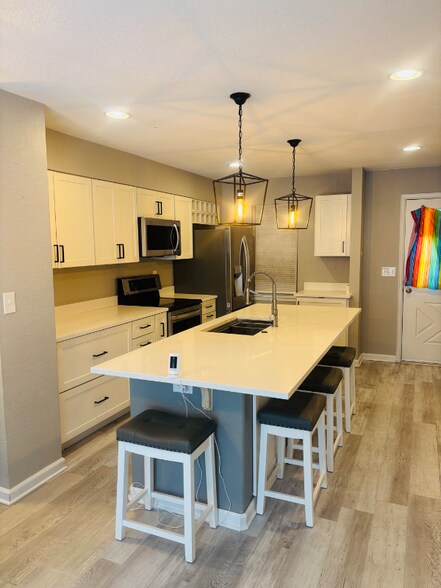 Building Photo - 12053 E Hoye Dr