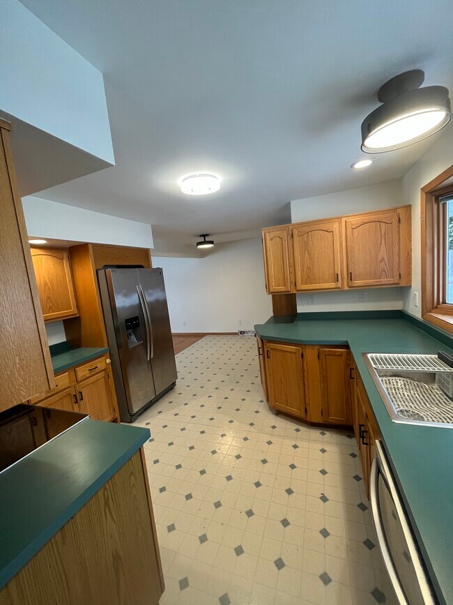 Building Photo - 1202 N Green Grove Rd