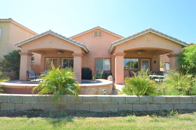 Building Photo - 3 Bedrooms and 2.5 Bathrooms Home on 7th Tee!