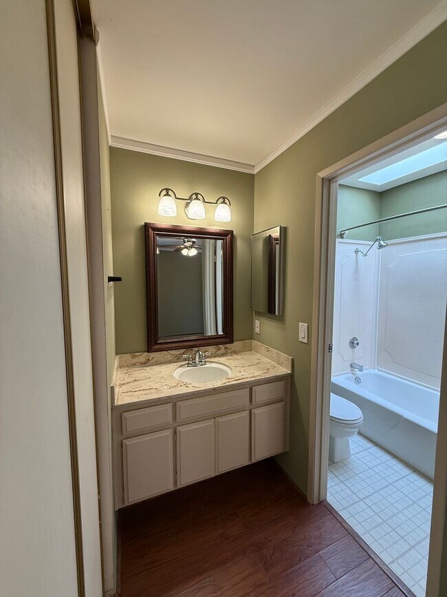 Building Photo - 2 bedroom 2.5 bath condo for rent