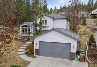 Building Photo - 4 bed/ 3 bath rental with a hot tub!