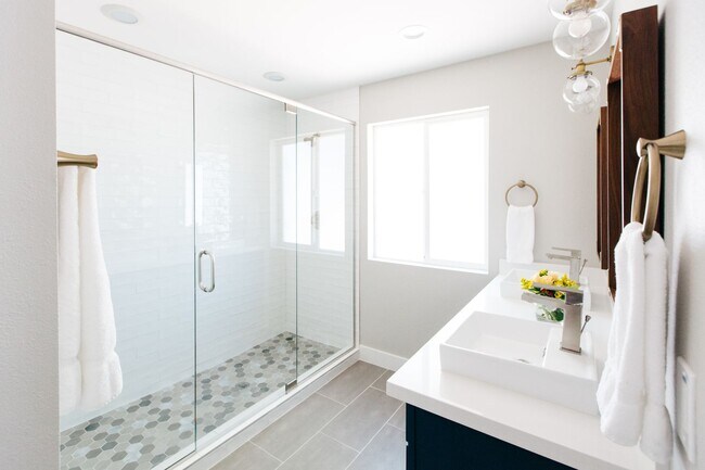 Building Photo - Spacious & beautiful home in Scottsdale wi...