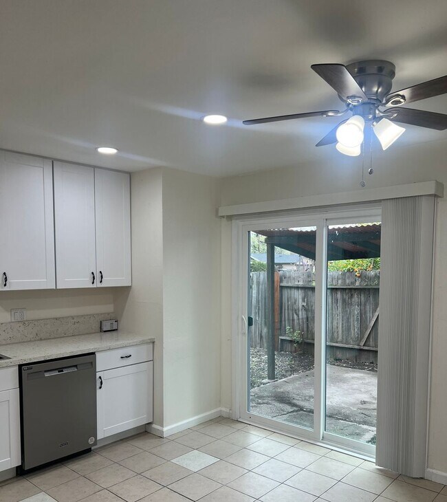 Building Photo - ADORABLE 2 BED DUPLEX WITH NEWER KITCHEN!!