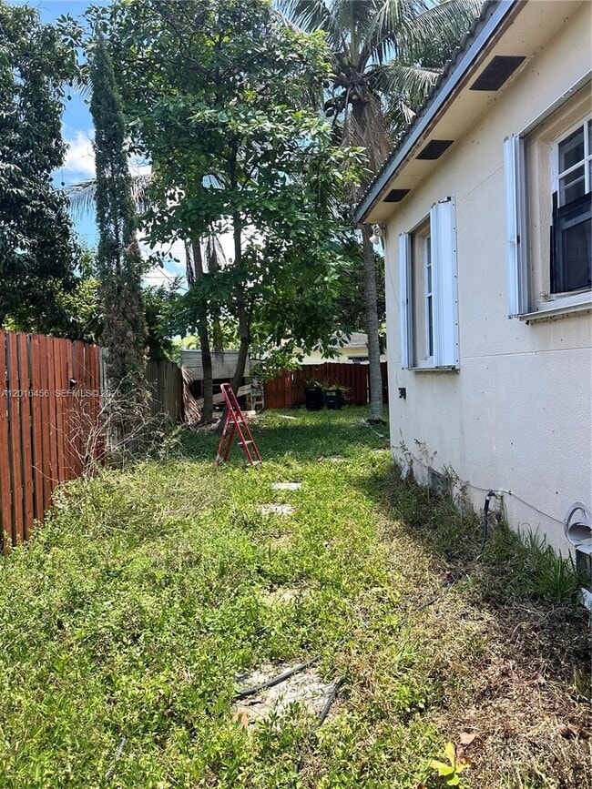 Building Photo - 1427 N 26th Ave