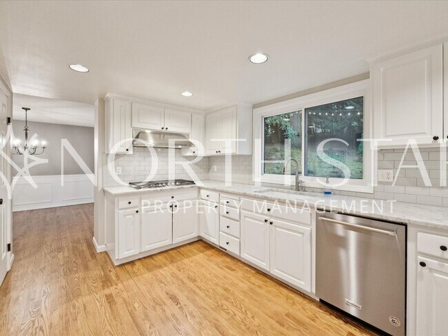 Building Photo - Traditional Home with Views