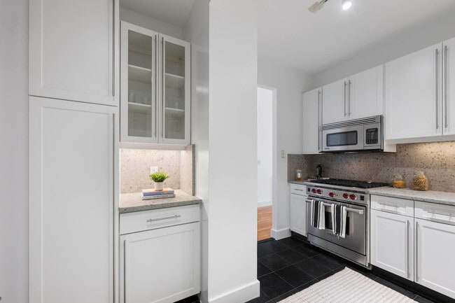 Building Photo - 252 7th Ave