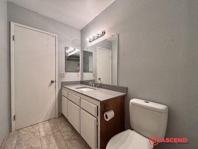 Building Photo - Cute 2 Bedroom Off Stockdale Hwy and California Ave!