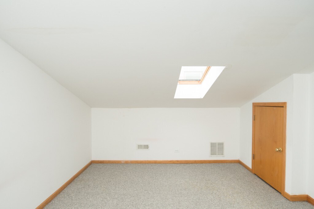 Building Photo - 2247 W Diversey Ave