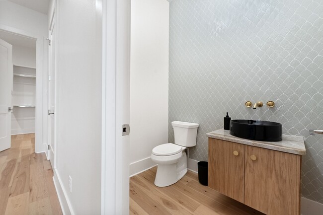 Building Photo - 712 N Magnolia St