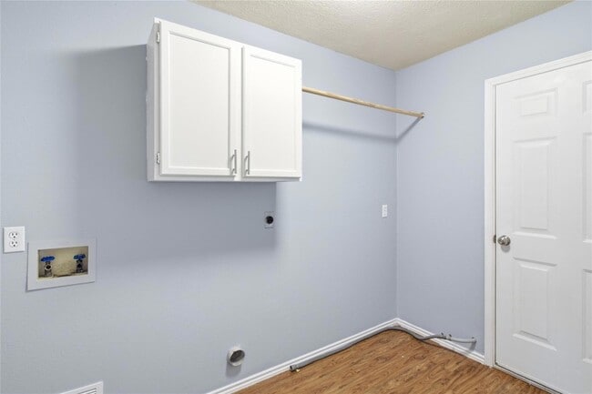 Building Photo - 120 Mule Deer Ct