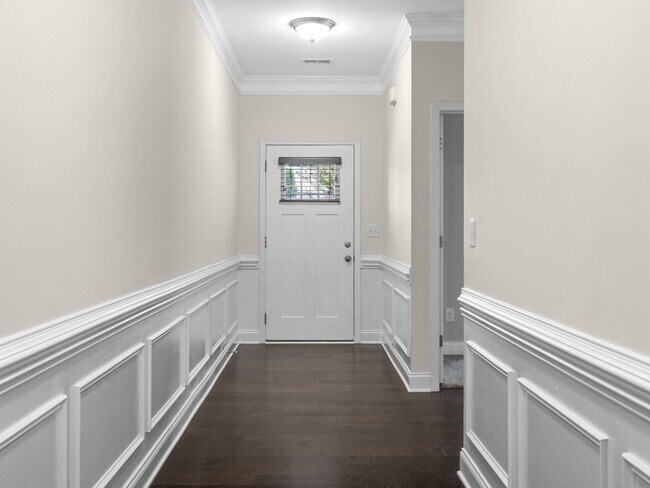 Building Photo - Beautiful 4 BR, 2 BA Home, 2 Car Garage wi...
