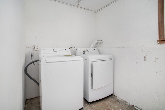 Building Photo - 3-Bed, 2-Bath huge duplex in Blue Springs!