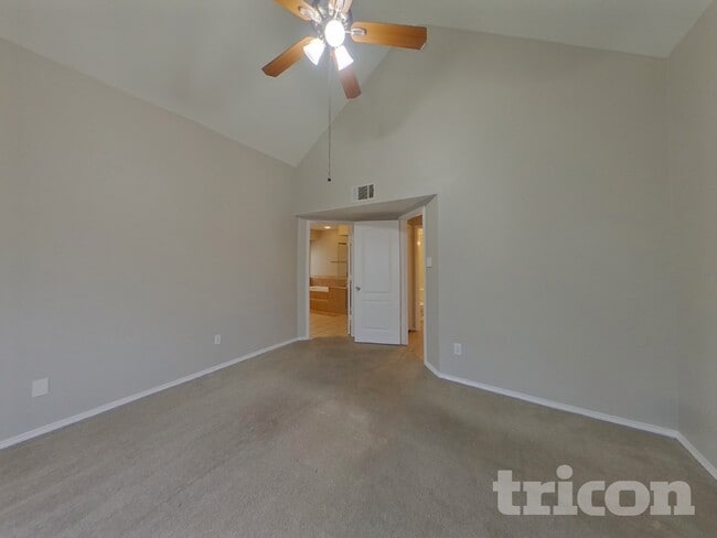 Building Photo - 1028 Glencrest Dr