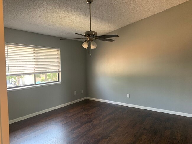 Building Photo - Desirable Brentwood Neighborhood!